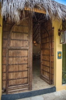 amor-boutique-hotel-besito-dulce-antique-wood-doors (1)